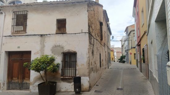 Venta online de una casa de pueblo para reformar antigua y barata en el pueblo de Villalonga Valencia. Cerca del mar